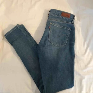  - Sjukt snygga Levis Jeans med ett hål på ena knät  (Vänstra). De är i väldigt bra skick. Frakten är inräknat i priset