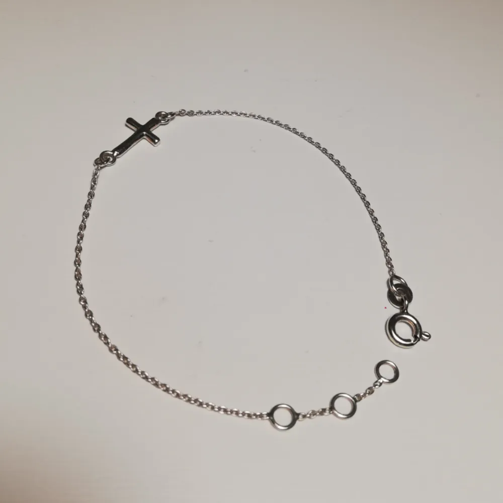 Äkta silver armband se stämpel på bild 3. Nyskick, köpt på glitter för några år sen men aldrig blivit använt. . Accessoarer.