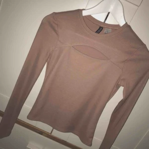  - Beige topp med urringning  Storlek: XS  Frakt tillkommer  