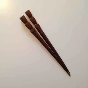  - Två hårpinnar i brunt trä.