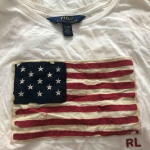  - Ralph lauren T-shirt med flaggtryck✨ Stl. 16 år men passar S-M i vuxenstorlek.   Skriv om du har några frågor och kolla gärna in mina andra annonser!💓