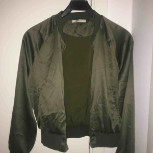  - Tunnare bomberjacka i fint skick