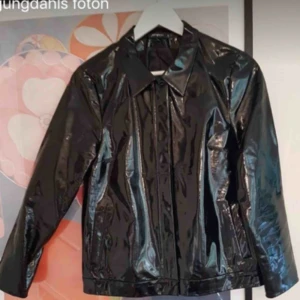  - Snygg jacka från Stylein i svart lack (samma som bild 2) Använd vid 1-2 tillfällen och i fint nyskick!  Dyr i nypris och helt fantastisk så passa på att fynda!  100% PU/100% Polyester  