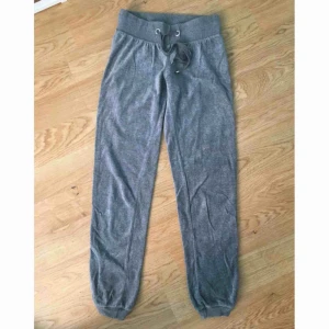  - Gråa velourbyxor i storlek XS, använda typ 1 gång, skulle säga nyskick! Nypris 250. Kan mötas upp i Stockholm eller skicka mot fraktkostnad (59:-)