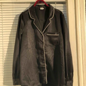  - Oanvänd blus säljes. Strl: L, men upplever den som one size.