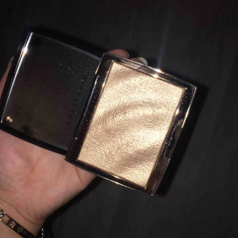 Limited edition Anastasia Beverly hills Amrezy highlighter! Endast använd en gång då jag tyvärr är för blek! Frakt är inräknat i priset!. Övrigt.