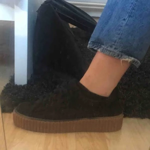  - Säljer nu mina svarta skor med platå som är exakt likadana som dom beiga men annan färg. Säljes pga att dem aldrig kommer till användning. Storlek 39 och säljs för 160kr och köparen står för frakten