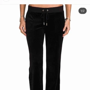  - Juicy couture mjukisbyxor, utsvängda, i storlek xs. De jag säljer är svarta men jag hade ingen bild på hur de ser ut bakifrån så jag fick ta bild på ett par rosa. Knappt använda!