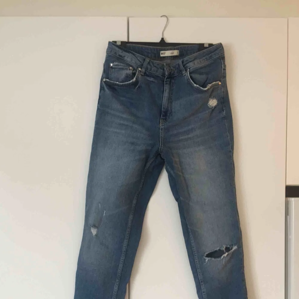 Jeans med slitningar från GinaTricot, modell Leah, höga i midjan. 👖 Säljer pga för stora för mig. 📬Frakt: 63 kr spårbart. Jeans & Byxor.