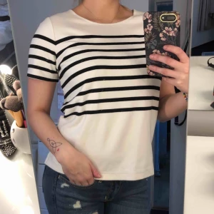  - Skön t-shirt från Selected Femme i bra kvalitet. Storlek XS men är lagom till mig som vanligtvis har S. Använd ett fåtal gånger och i bra skick.  Frakt ingår i priset 🌸