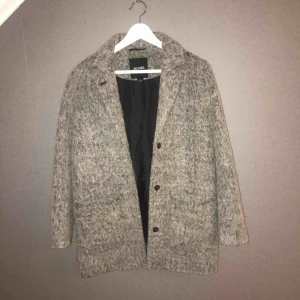  - Grå kappa från monki i fint skick som tyvärr inte kommer till användning 🤨 Finns i Piteå och fraktar mot kostnad!! Hör av er om eventuella frågor eller funderingar 🥰