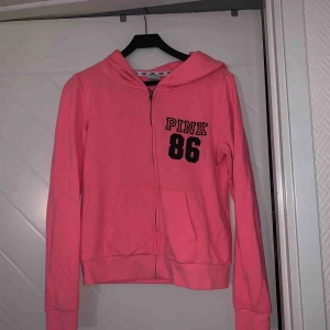  - Bjuder på frakt!!  eller möts upp En snygg Hoodie/tröja  ifrån Victoria Secret med kollektionen pink :)