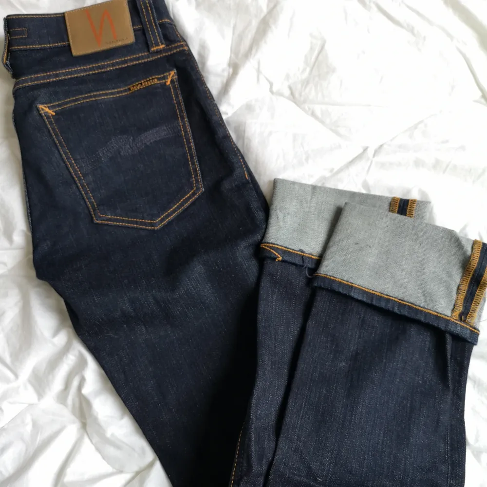 Snygga mörkblå Nudie jeans.  Modell: tube Kelly blue strikey. Jeans & Byxor.