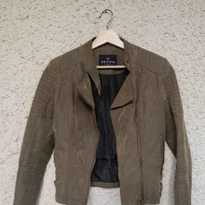  - Mockajacka i väldigt fint skick. Storlek motsvarar en S. Nypris 2000