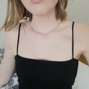  - Gulligt kort halsband med små rosa hjärtan Frakt ingår🌹