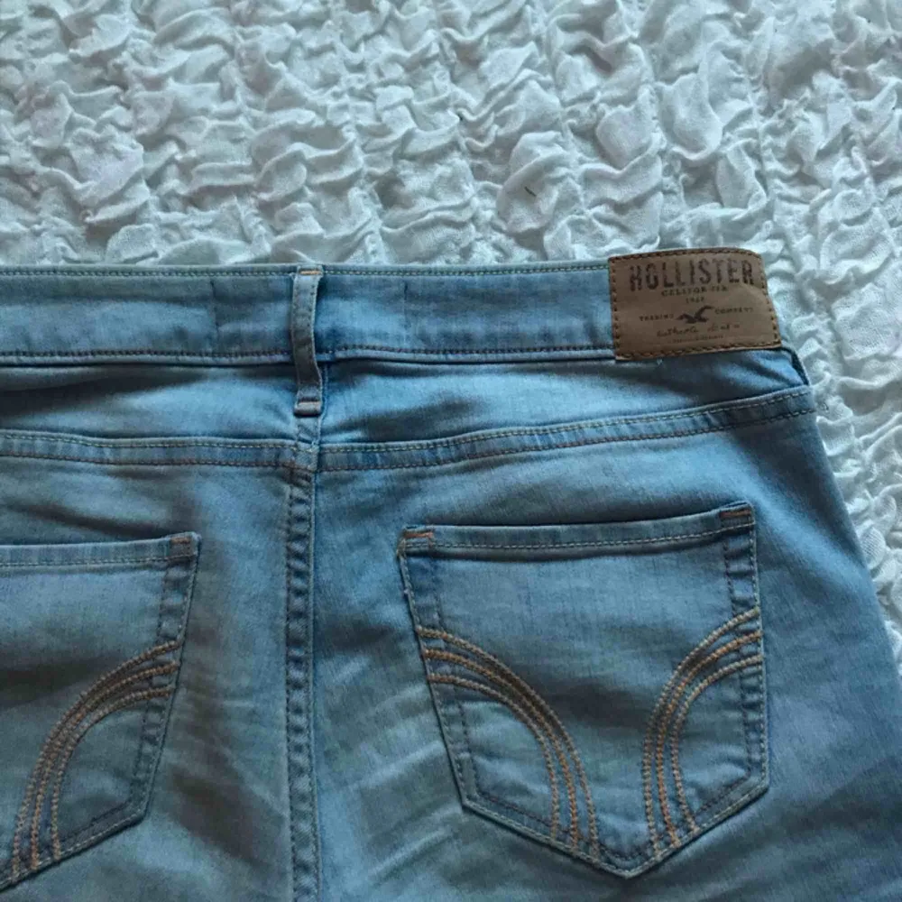 Nästan oanvända jeans från hollister, säljs då jag sällan har ljusa jeans, nypris 400kr Frakt ingår i priset. Jeans & Byxor.