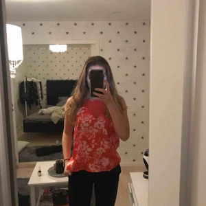  - Blommigt linne från gina, använt en gång så de är i bra skick