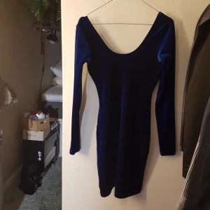  - Fodralklänning med djur urringning i rygg. Endast använd 1 gång. Från American Apparel. Mörkblå velour. Möts i Stockholm eller skickar, köparen står för frakt.  