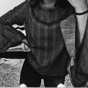  - Väldigt fin, grårutig Lite för stor för att vara S men inte riktigt M Använd en gång, köpt för 450 men priset kan förhandlas + frakt tillkommer