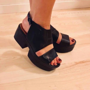  - Öppna platåklackar från Vagabond. Sparsamt använda och lätta att gå i. 