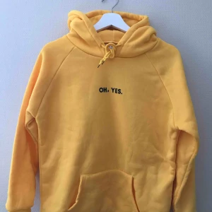  - Gul ”Oh, Yes.” Hoodie, vet ej märket tyvärr, aldrig använt 