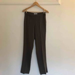  - Trendiga byxor från Stylein. Superfin färg och sitter som en smäck. Har en dragkedja på sidan och slits längst ner på byxbenet (se bild 2). Köpta på Ted&Teresa för en månad sedan ungefär, använda en gång och ser helt nya ut. Ordinariepris: 1450kr