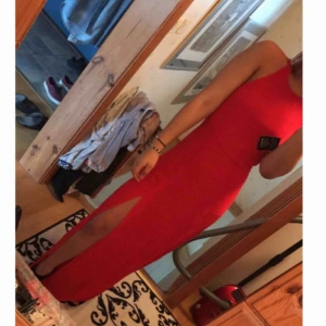  - Röd klänning ifrån NLY 👗  Bara använd 1 kväll då vi hade avslutningsmiddag. Ganska lång på mig som är 169 cm så skulle rekommendera att använda högklackade skor eller sy upp den ☺️  Finns katter i hemmet 🐈 köparen står för frakt! 
