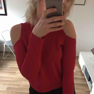  - Röd ribbad topp från Zara basics, använd ca 3 gånger så i fint skick! 