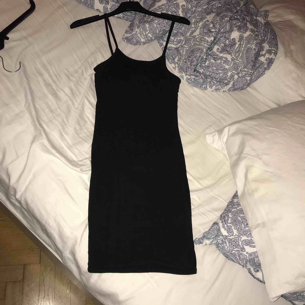En enkel svart tight klänning som slutar ovanför knäna. aldrig använd. Storlek S. 60 kr.. Klänningar.