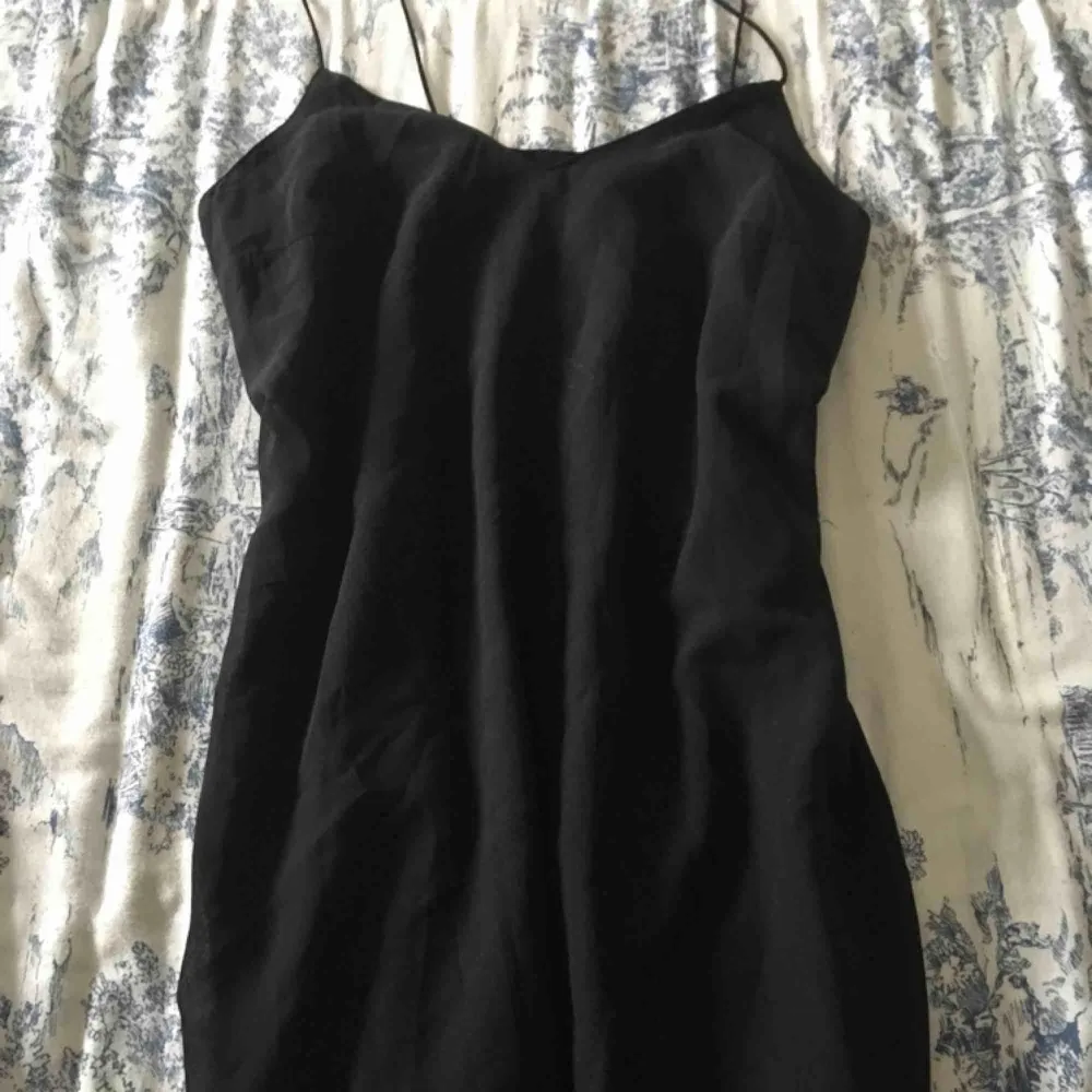 Fin svart klänning. Säljes för 80kr inkl frakt, kan även mötas upp i gbg.. Klänningar.