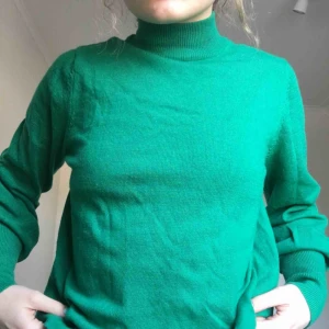  - Tröja med liten polo o balongärmar, knappt änvänd!❤️