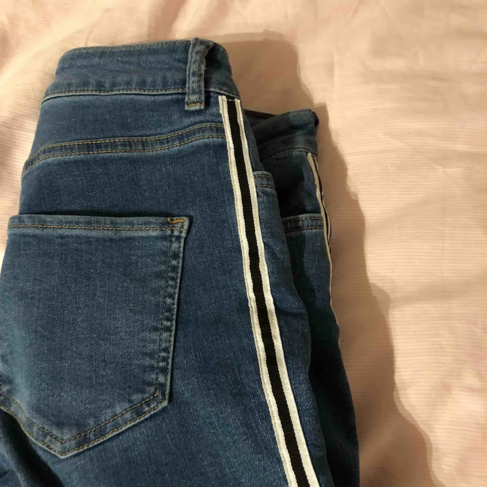 Jeans köpte från primark i England. Använda Max 5 gånger, men är så gott som nya. Vit och svart rand längs med båda benen hela vägen. Köparen står för frakt.. Jeans & Byxor.