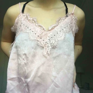  - Helt nytt linne med prislapp kvar! Är strl. 34 men skulle säga att det även passar 36 o ev. 38❤️