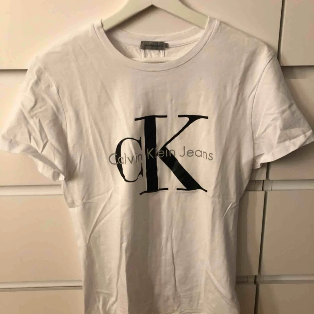 Oanvänd Calvin Klein T-shirt, äkta, stl s, säljes pga för stor, frakt tillkommer. T-shirts.