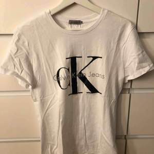 Oanvänd Calvin Klein T-shirt, äkta, stl s, säljes pga för stor, frakt tillkommer