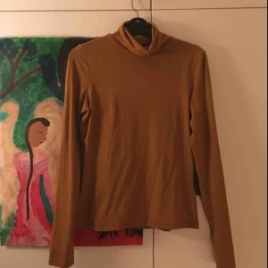  - Säljer denna senapsgula polotröja från Monki!  Swipa mellan bilderna så ser ni hur den ser ut i olika ljus;-) fint skick utan fläckar etc, köparen står för frakten! 