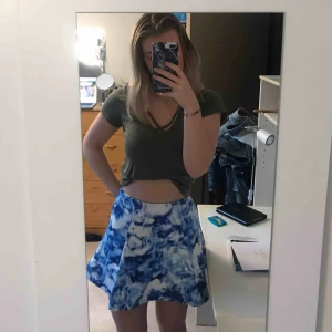  - Kjolen är från bikbok och den är aldrig använd, köparen står för frakt. 