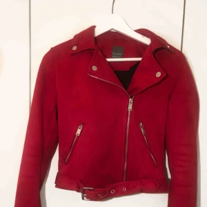  - Snygg jacka från Primark med bra passform. Använd ett fåtal gånger. Passar även bra på en person som i normala fall har storlek 38 då den är ganska stretchig.  