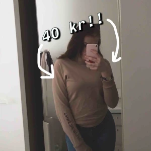  - Beige tröja med text på armarna! På de 2 andra bilderna ser den mer rosa ut än i verkligheten. Storlek xs! Frakt tillkommer💕