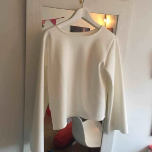  - cool scubatröja med vida ärmar! Jag har sytt den själv så det står ingen storlek elr märke i den. Aldrig använd! 