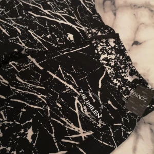  - Helt oanvända tränings tights i storlek L, har en liten ficka på baksidan.  Kan skickas mot frakt 📦