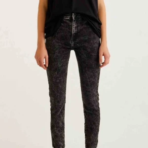  - Svart-spräckliga ankellånga byxor från PullandBear. De är helt oanvända, endast provade 🌸 Obs! De är små i storleken och skulle nog passa bättre 34 än 36 Frakt 20kr🌷(kan mötas upp i Lund)