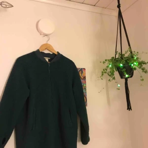  - En kofta från Monki, superskön och varm! Väldigt bra skick!:) 