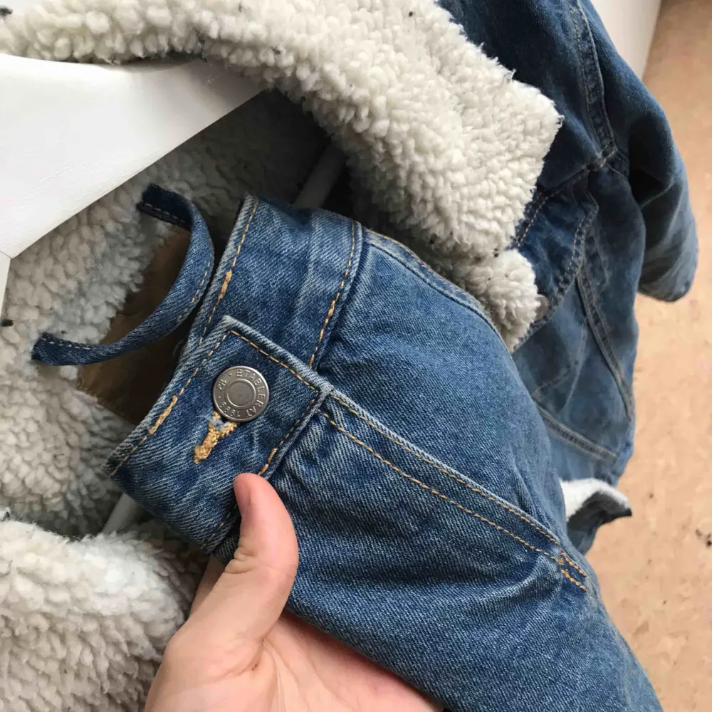 En super fin jeans jacka med foder inuti! Köpt på Lager 157 för 300kr, jätte fint skick & funkar som både S/M i storleken.  Frakt : 79kr. Jackor.