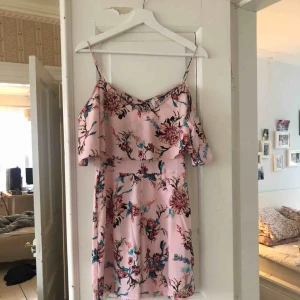  - Playsuit från Nelly, aldrig använd 