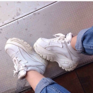  - Vita buffalos i strl 37. Använda sparsamt.