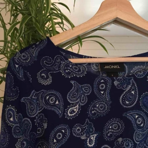  - Härlig mönstrad blå klänning från Monki! Fint skick