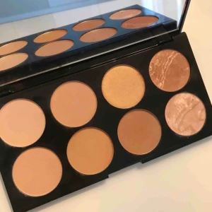  - Jättefin contouring och highlighter palett från Makeup Revolution London - Ultra Blush Palette. Aldrig använd, har bara swatchat färgerna. Frakten är inkluderad i priset. Betalning med swish