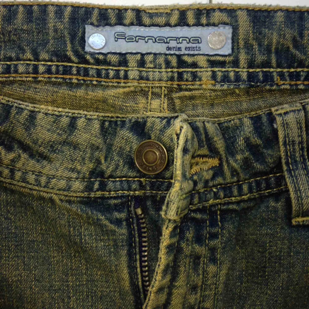 Fornarina grönaktiga jeans med guldigt glitter på framsidorna, i mint condition! Det står storlek 31, känns som M. . Jeans & Byxor.