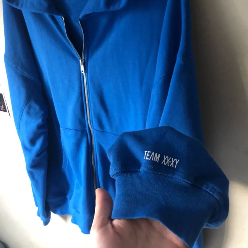 Klarblå zipped hoodie från Junkyard. Den är oversized med kort i modellen. Tunn och bekväm. Sparsamt använd så i fint skick! Frakt tillkommer⚡️. Hoodies.